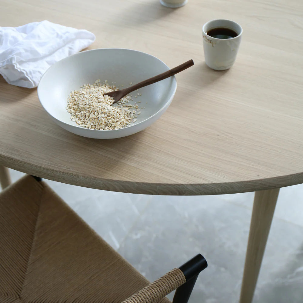 MAKE nordic HOLMEN Round Dining Table โต๊ะอาหารทรงกลมไม้โอ๊คดีไซน์สแกนดิเนเวียนสำหรับพื้นที่รับประทานอาหาร