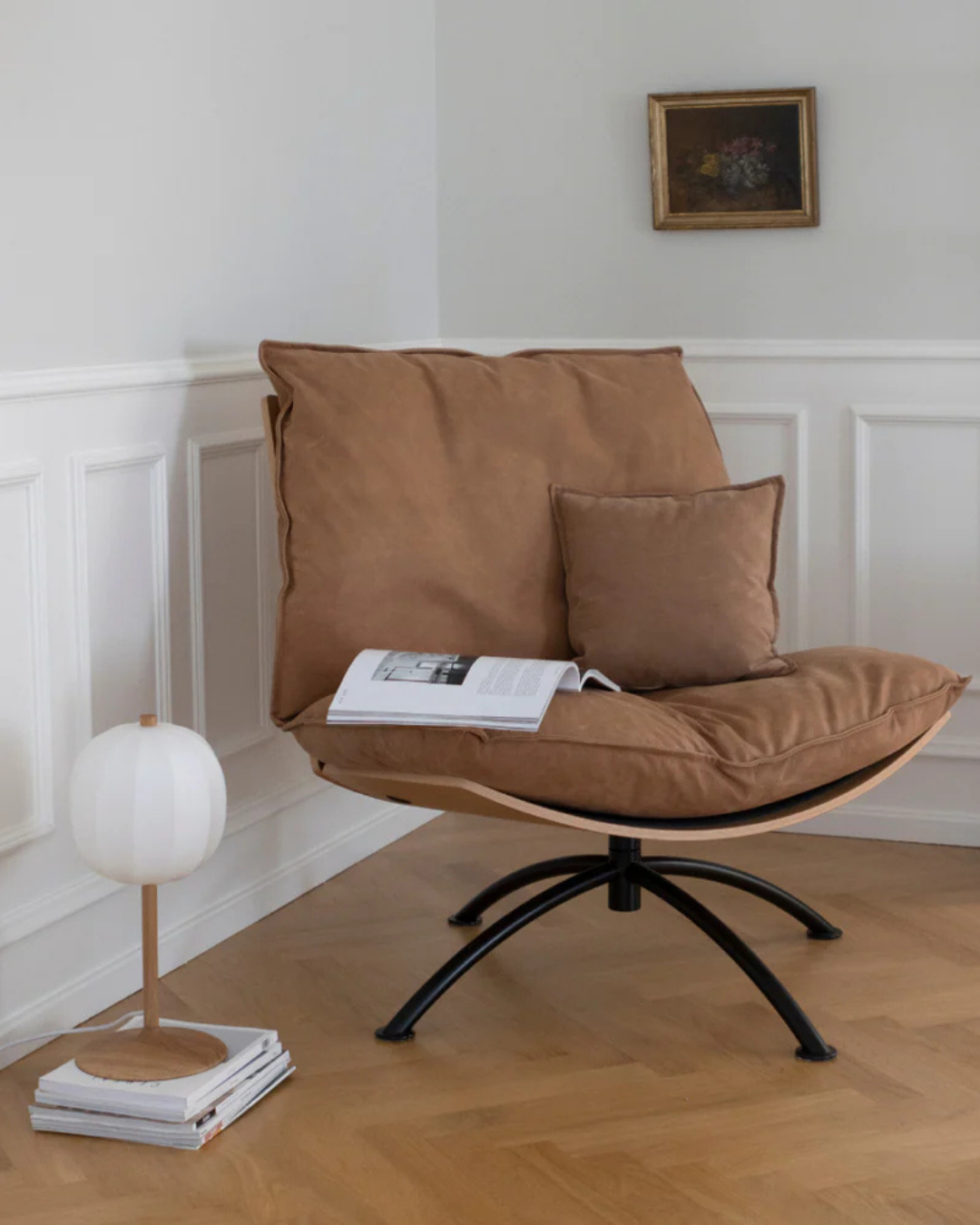 เก้าอี้หมุน PRIMETIME โครงไม้โอ๊ก เบาะฟองน้ำและดาวน์ สไตล์นอร์ดิก เหมาะกับมุมพักผ่อน จาก MAKE Nordic ออกแบบโดย Tom Stepp