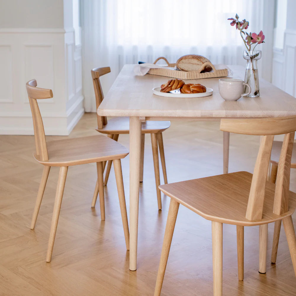 MAKE nordic J111 Dining Chair เก้าอี้ไม้โอ๊คพนักพิงโค้งดีไซน์สแกนดิเนเวียนสำหรับโต๊ะอาหาร ออกแบบโดย Poul M. Volther