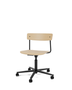 เก้าอี้ Cross Task Chair จาก TAKT แบรนด์เฟอร์นิเจอร์ร่วมสมัยจากเดนมาร์ก ออกแบบโดย Pearson Lloyd เพื่อผสมผสานความเรียบง่ายแบบสแกนดิเนเวียเข้ากับฟังก์ชันการทำงานในชีวิตจริง โครงสร้างเหล็กรีไซเคิลและไม้โอ๊กแท้รับรอง FSC® ให้ความมั่นคงและความอบอุ่นในเวลาเดียวกัน ปรับระดับความสูง หมุนได้ 360 องศา และออกแบบให้ประกอบง่าย ซ่อมได้ทุกชิ้นส่วนตามแนวคิด Perpetual Sustainable Design เพื่อยืดอายุการใช้งานและลดการสิ้นเปลือง สะท้อนความงามของงานออกแบบที่สมดุลระหว่างประโยชน์ใช้สอยและความยั่งยืน จัดจำหน่ายโดย Old Pine Trees