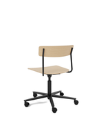 เก้าอี้ Cross Task Chair จาก TAKT แบรนด์เฟอร์นิเจอร์ร่วมสมัยจากเดนมาร์ก ออกแบบโดย Pearson Lloyd เพื่อผสมผสานความเรียบง่ายแบบสแกนดิเนเวียเข้ากับฟังก์ชันการทำงานในชีวิตจริง โครงสร้างเหล็กรีไซเคิลและไม้โอ๊กแท้รับรอง FSC® ให้ความมั่นคงและความอบอุ่นในเวลาเดียวกัน ปรับระดับความสูง หมุนได้ 360 องศา และออกแบบให้ประกอบง่าย ซ่อมได้ทุกชิ้นส่วนตามแนวคิด Perpetual Sustainable Design เพื่อยืดอายุการใช้งานและลดการสิ้นเปลือง สะท้อนความงามของงานออกแบบที่สมดุลระหว่างประโยชน์ใช้สอยและความยั่งยืน จัดจำหน่ายโดย Old Pine Trees