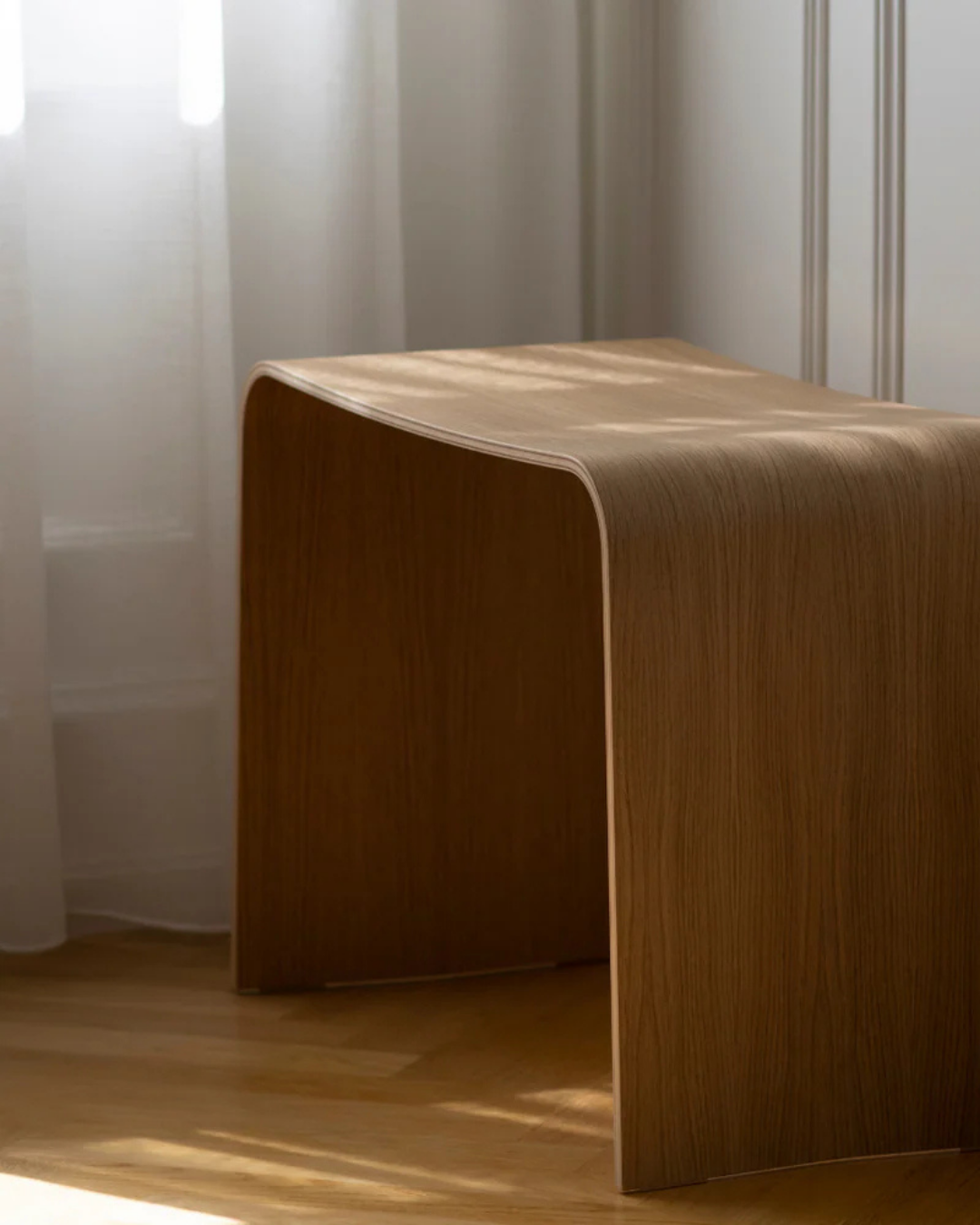 ม้านั่ง UBÆNK ไม้โอ๊กวีเนียร์ ดีไซน์มินิมอล สไตล์สแกนดิเนเวียน จาก MAKE Nordic ออกแบบโดย Tom Stepp