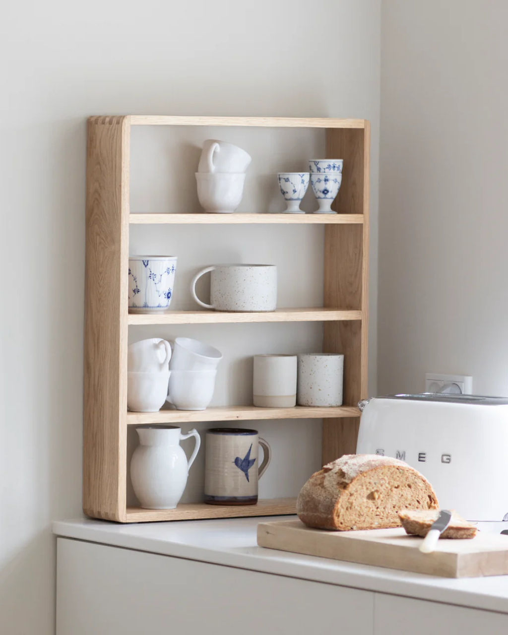 ชั้นวางแก้ว CUPMUG ไม้โอ๊คแท้ มี 3 ขนาด 45×60, 45×45 และ 60×45 ซม. ดีไซน์นอร์ดิกโปร่งเบา พร้อมข้อต่อ finger joint จาก MAKE Nordic เหมาะสำหรับแก้ว เซรามิก และของตกแต่ง