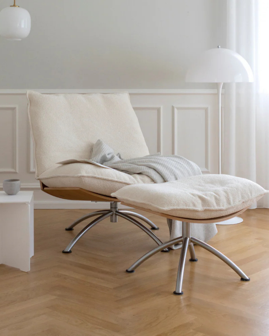 เก้าอี้หมุน PRIMETIME โครงไม้โอ๊ก เบาะฟองน้ำและดาวน์ สไตล์นอร์ดิก เหมาะกับมุมพักผ่อน จาก MAKE Nordic ออกแบบโดย Tom Stepp