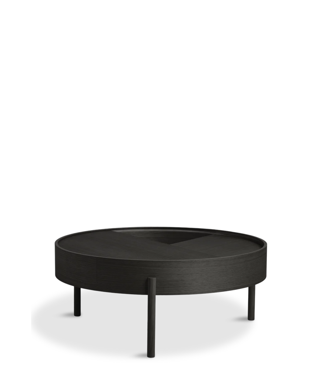 Arc Table จาก WOUD เป็นโต๊ะกลางสไตล์ Scandinavian furniture ที่ออกแบบในเดนมาร์ก ใช้ไม้แท้ เช่น Walnut, Oak และ Black Ash จุดเด่นคือฝาบนหมุนได้ เปิดเพื่อโชว์ของหรือปิดเพื่อซ่อนของได้ทันที ช่องเก็บของด้านในบุนาโนลามิเนตทนทานและดูแลง่าย ขาไม้สามขาช่วยให้โต๊ะดูเบาและเข้ากับบ้านแนว Nordic, มินิมอล หรือห้องนั่งเล่นสมัยใหม่ เหมาะสำหรับผู้ที่ต้องการเฟอร์นิเจอร์เดนมาร์กคุณภาพดีที่ใช้งานได้จริง และเข้ากับแนวทางของ Old Pine Trees เรื่องความงามที่เรียบง่าย ใช้งานได้ และอยู่กับเราได้นาน.