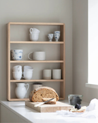 ชั้นวางแก้ว CUPMUG ไม้โอ๊คแท้ มี 3 ขนาด 45×60, 45×45 และ 60×45 ซม. ดีไซน์นอร์ดิกโปร่งเบา พร้อมข้อต่อ finger joint จาก MAKE Nordic เหมาะสำหรับแก้ว เซรามิก และของตกแต่ง