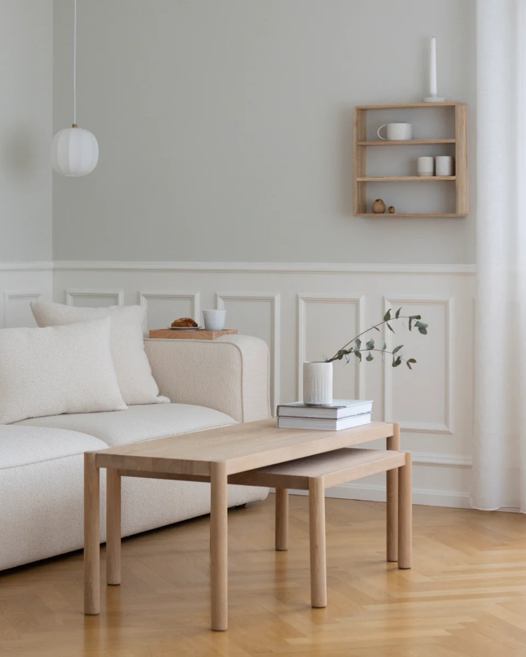 ชั้นวางแก้ว CUPMUG ไม้โอ๊คแท้ มี 3 ขนาด 45×60, 45×45 และ 60×45 ซม. ดีไซน์นอร์ดิกโปร่งเบา พร้อมข้อต่อ finger joint จาก MAKE Nordic เหมาะสำหรับแก้ว เซรามิก และของตกแต่ง