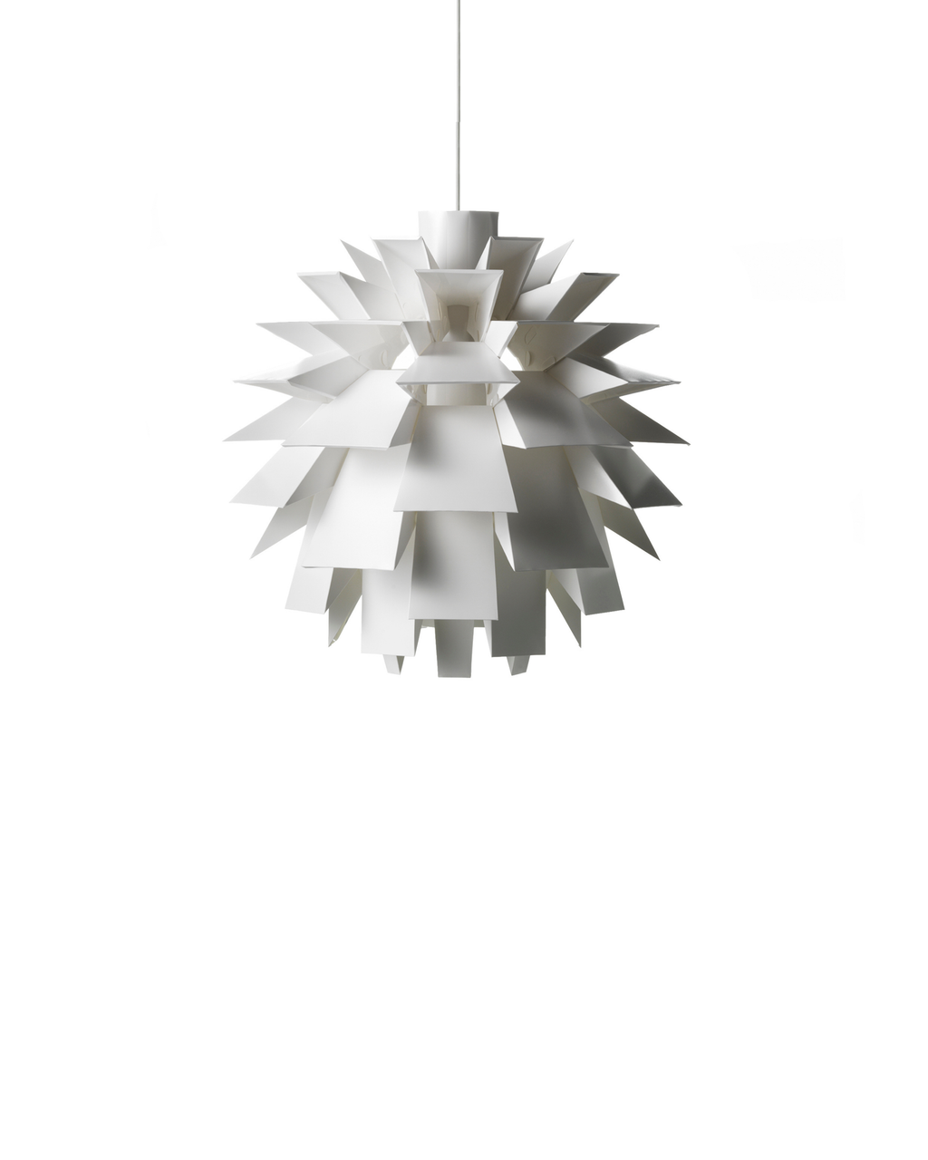 โคมไฟแขวน Norm 06 สีขาว พร้อมชุดสายไฟ E27 และ Canopy สำหรับติดตั้ง ดีไซน์ประติมากรรมแบบมินิมอลจาก Normann Copenhagen นำเข้าโดย Old Pine Trees