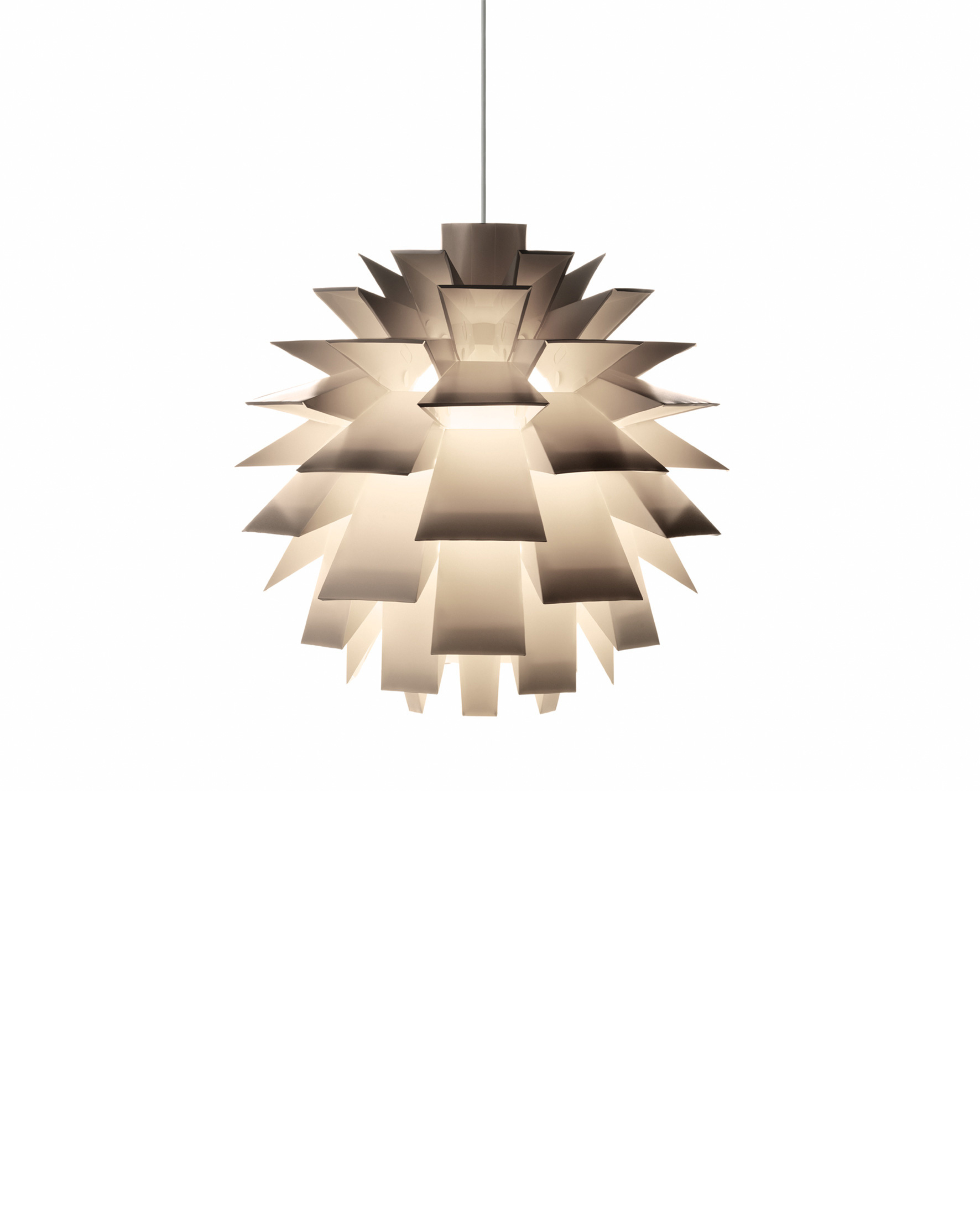 โคมไฟแขวน Norm 06 สีขาว พร้อมชุดสายไฟ E27 และ Canopy สำหรับติดตั้ง ดีไซน์ประติมากรรมแบบมินิมอลจาก Normann Copenhagen นำเข้าโดย Old Pine Trees