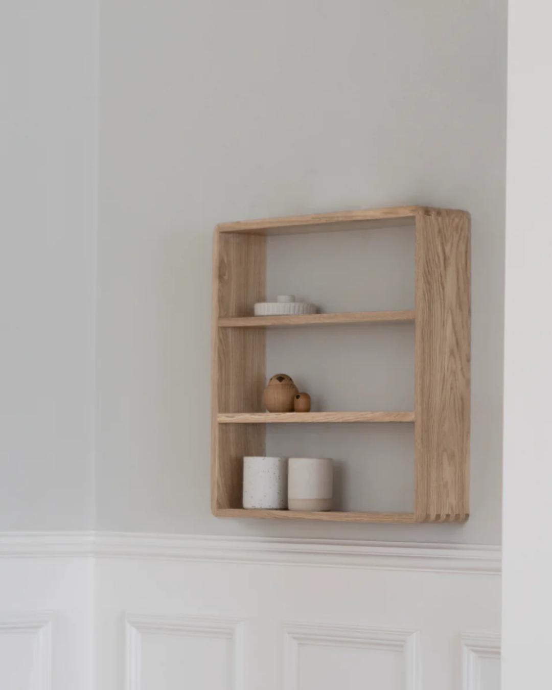 ชั้นวางแก้ว CUPMUG ไม้โอ๊คแท้ มี 3 ขนาด 45×60, 45×45 และ 60×45 ซม. ดีไซน์นอร์ดิกโปร่งเบา พร้อมข้อต่อ finger joint จาก MAKE Nordic เหมาะสำหรับแก้ว เซรามิก และของตกแต่ง