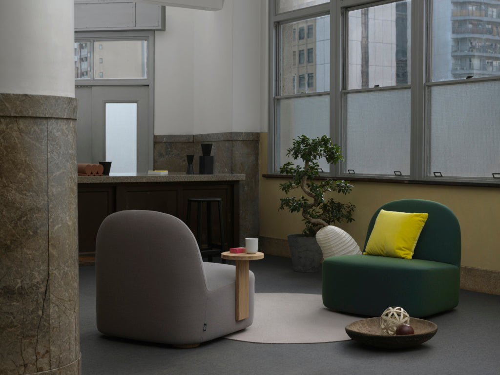 Karimoku New Standard Polar Lounge Chair L with Side Table Right เก้าอี้เลานจ์เบาะบุผ้าพร้อมโต๊ะข้างไม้โอ๊ค ออกแบบโดย Moritz Schlatter