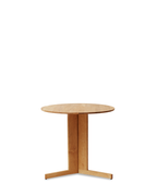 โต๊ะ Trefoil Round Table จาก Form & Refine โต๊ะกลมขาไม้โอ๊คสามขาอยู่ชิดกันตรงกลาง ดีไซน์โปร่ง เบา หนังสือ และมีให้เลือก 3 สี