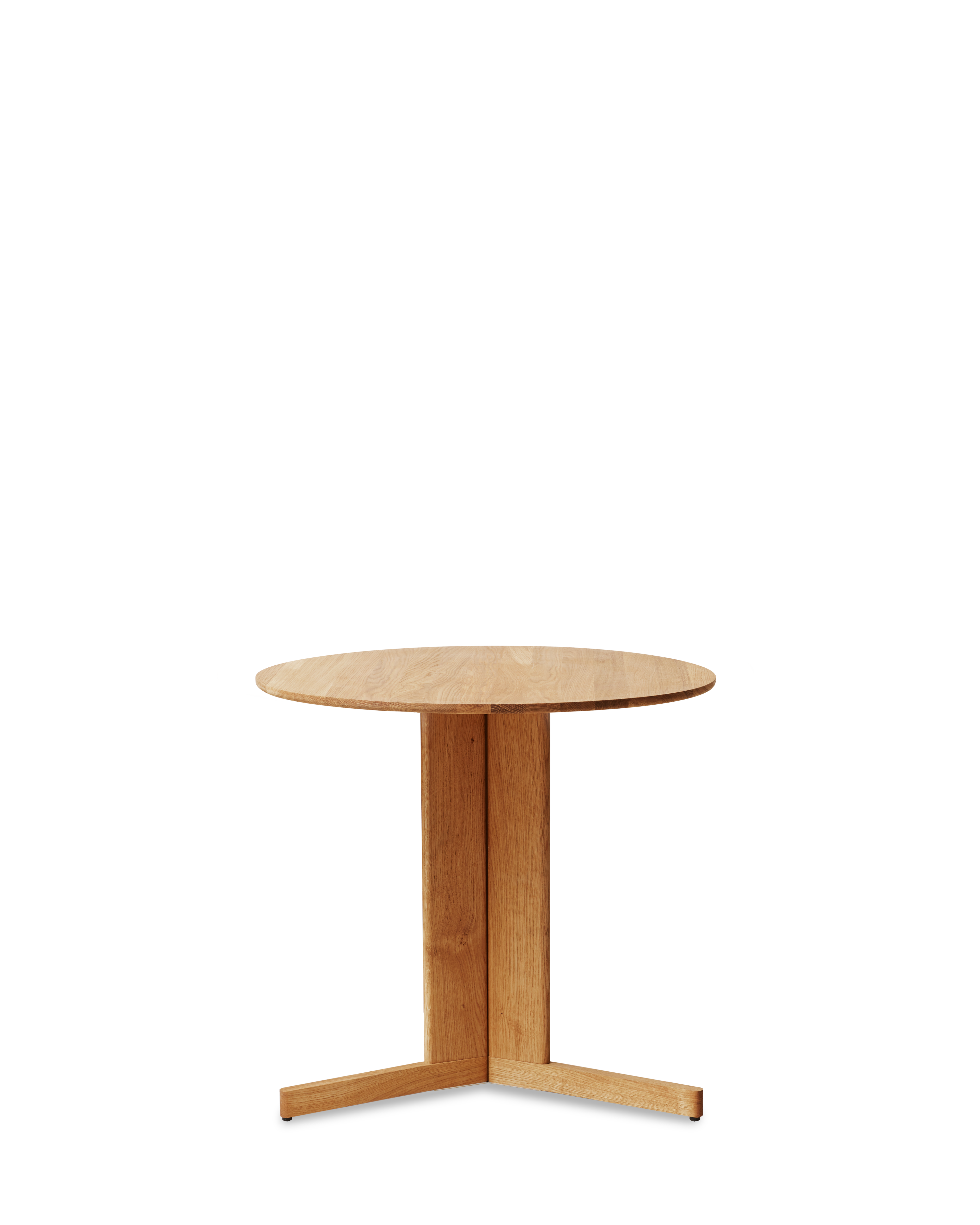 โต๊ะ Trefoil Round Table จาก Form & Refine โต๊ะกลมขาไม้โอ๊คสามขาอยู่ชิดกันตรงกลาง ดีไซน์โปร่ง เบา หนังสือ และมีให้เลือก 3 สี