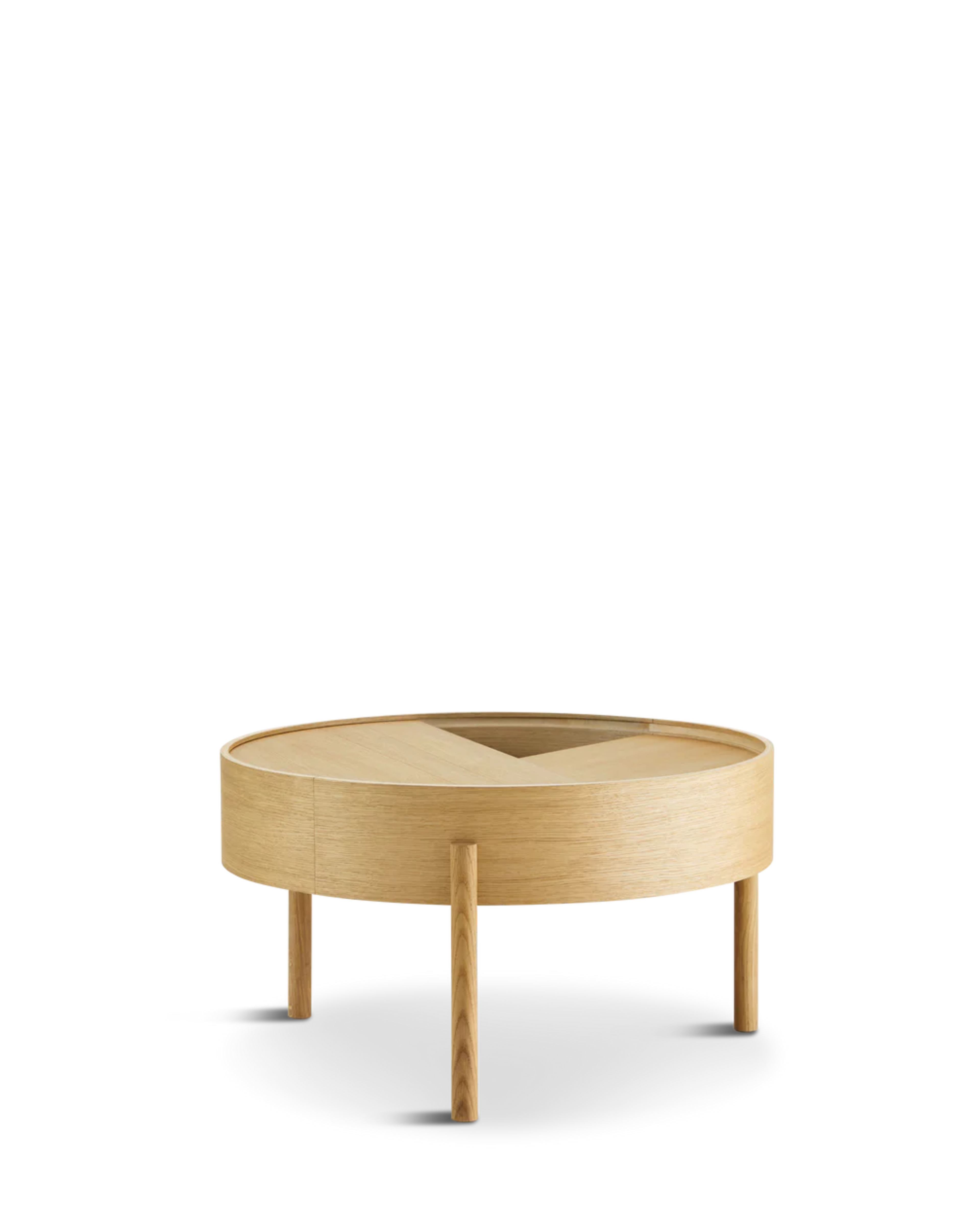 Arc Table จาก WOUD เป็นโต๊ะกลางสไตล์ Scandinavian furniture ที่ออกแบบในเดนมาร์ก ใช้ไม้แท้ เช่น Walnut, Oak และ Black Ash จุดเด่นคือฝาบนหมุนได้ เปิดเพื่อโชว์ของหรือปิดเพื่อซ่อนของได้ทันที ช่องเก็บของด้านในบุนาโนลามิเนตทนทานและดูแลง่าย ขาไม้สามขาช่วยให้โต๊ะดูเบาและเข้ากับบ้านแนว Nordic, มินิมอล หรือห้องนั่งเล่นสมัยใหม่ เหมาะสำหรับผู้ที่ต้องการเฟอร์นิเจอร์เดนมาร์กคุณภาพดีที่ใช้งานได้จริง และเข้ากับแนวทางของ Old Pine Trees เรื่องความงามที่เรียบง่าย ใช้งานได้ และอยู่กับเราได้นาน.