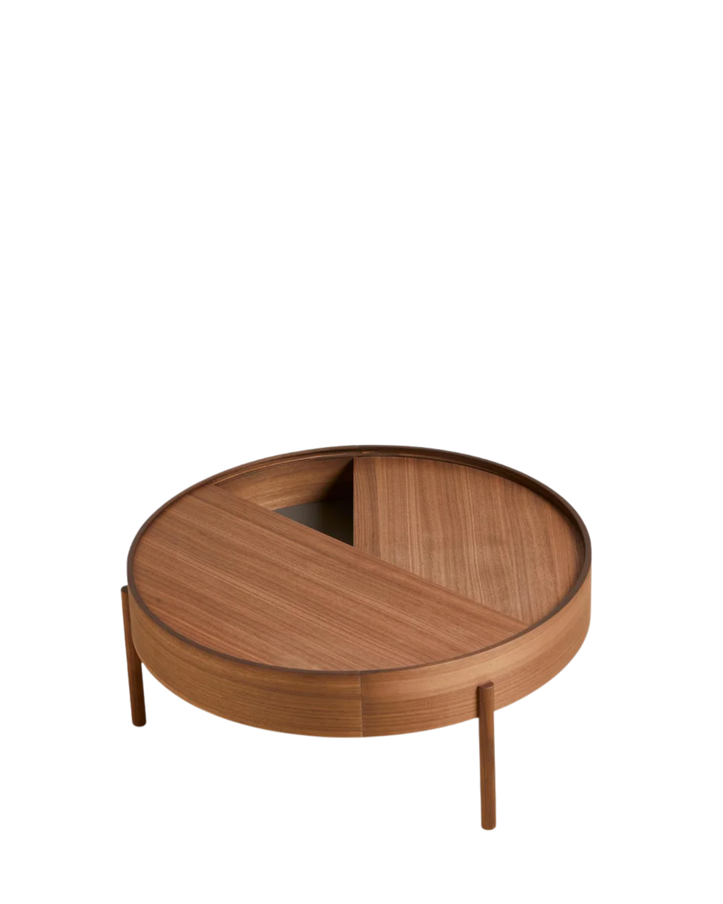 Arc Table จาก WOUD เป็นโต๊ะกลางสไตล์ Scandinavian furniture ที่ออกแบบในเดนมาร์ก ใช้ไม้แท้ เช่น Walnut, Oak และ Black Ash จุดเด่นคือฝาบนหมุนได้ เปิดเพื่อโชว์ของหรือปิดเพื่อซ่อนของได้ทันที ช่องเก็บของด้านในบุนาโนลามิเนตทนทานและดูแลง่าย ขาไม้สามขาช่วยให้โต๊ะดูเบาและเข้ากับบ้านแนว Nordic, มินิมอล หรือห้องนั่งเล่นสมัยใหม่ เหมาะสำหรับผู้ที่ต้องการเฟอร์นิเจอร์เดนมาร์กคุณภาพดีที่ใช้งานได้จริง และเข้ากับแนวทางของ Old Pine Trees เรื่องความงามที่เรียบง่าย ใช้งานได้ และอยู่กับเราได้นาน.