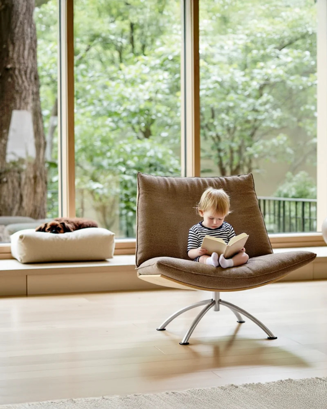 เก้าอี้หมุน PRIMETIME โครงไม้โอ๊ก เบาะฟองน้ำและดาวน์ สไตล์นอร์ดิก เหมาะกับมุมพักผ่อน จาก MAKE Nordic ออกแบบโดย Tom Stepp