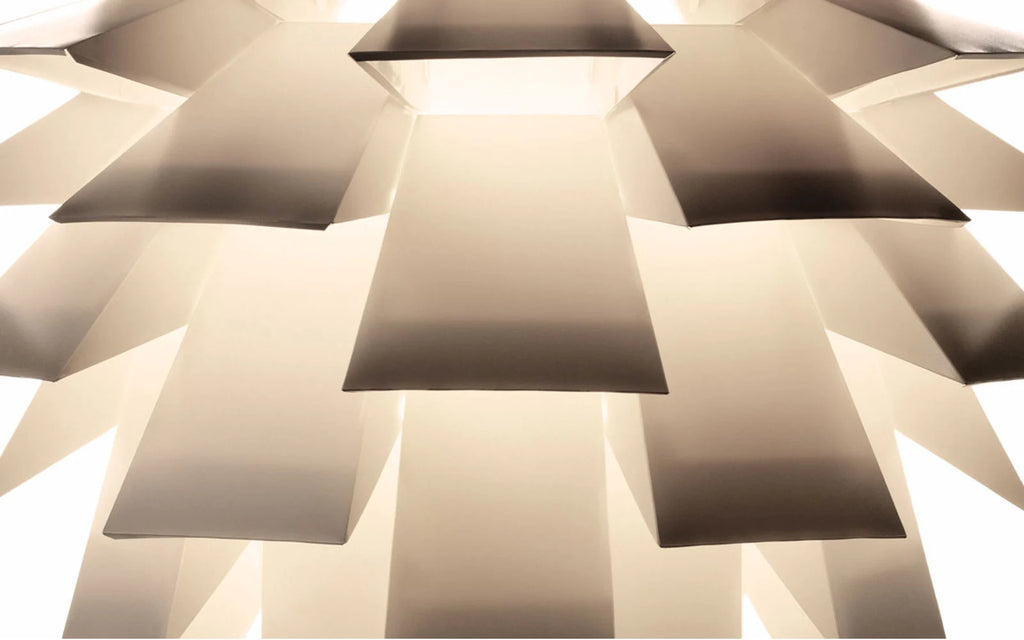 โคมไฟแขวน Norm 69 ในรูปทรงประติมากรรมแบบมินิมอลสี ขาว พร้อมชุดสายไฟ E27 และฝาครอบเพดานจาก Normann Copenhagen นำเข้าโดย Old Pine Trees