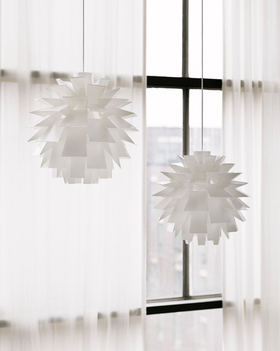 โคมไฟแขวน Norm 69 ในรูปทรงประติมากรรมแบบมินิมอลสี ขาว พร้อมชุดสายไฟ E27 และฝาครอบเพดานจาก Normann Copenhagen นำเข้าโดย Old Pine Trees