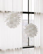 โคมไฟแขวน Norm 69 ในรูปทรงประติมากรรมแบบมินิมอลสี ขาว พร้อมชุดสายไฟ E27 และฝาครอบเพดานจาก Normann Copenhagen นำเข้าโดย Old Pine Trees