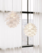 โคมไฟแขวน Norm 69 ในรูปทรงประติมากรรมแบบมินิมอลสี ขาว พร้อมชุดสายไฟ E27 และฝาครอบเพดานจาก Normann Copenhagen นำเข้าโดย Old Pine Trees