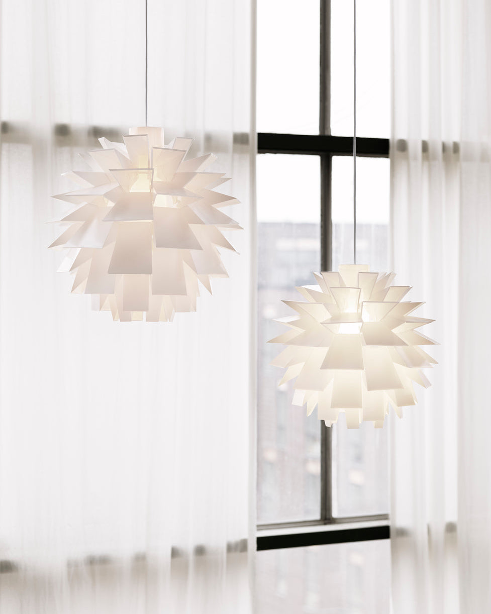 โคมไฟแขวน Norm 69 ในรูปทรงประติมากรรมแบบมินิมอลสี ขาว พร้อมชุดสายไฟ E27 และฝาครอบเพดานจาก Normann Copenhagen นำเข้าโดย Old Pine Trees