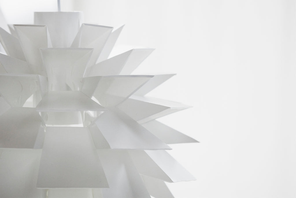 โคมไฟแขวน Norm 69 ในรูปทรงประติมากรรมแบบมินิมอลสี ขาว พร้อมชุดสายไฟ E27 และฝาครอบเพดานจาก Normann Copenhagen นำเข้าโดย Old Pine Trees