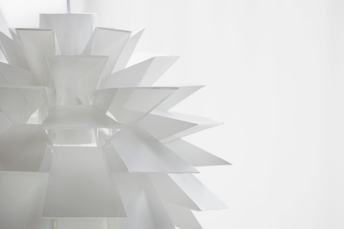 โคมไฟแขวน Norm 69 ในรูปทรงประติมากรรมแบบมินิมอลสี ขาว พร้อมชุดสายไฟ E27 และฝาครอบเพดานจาก Normann Copenhagen นำเข้าโดย Old Pine Trees