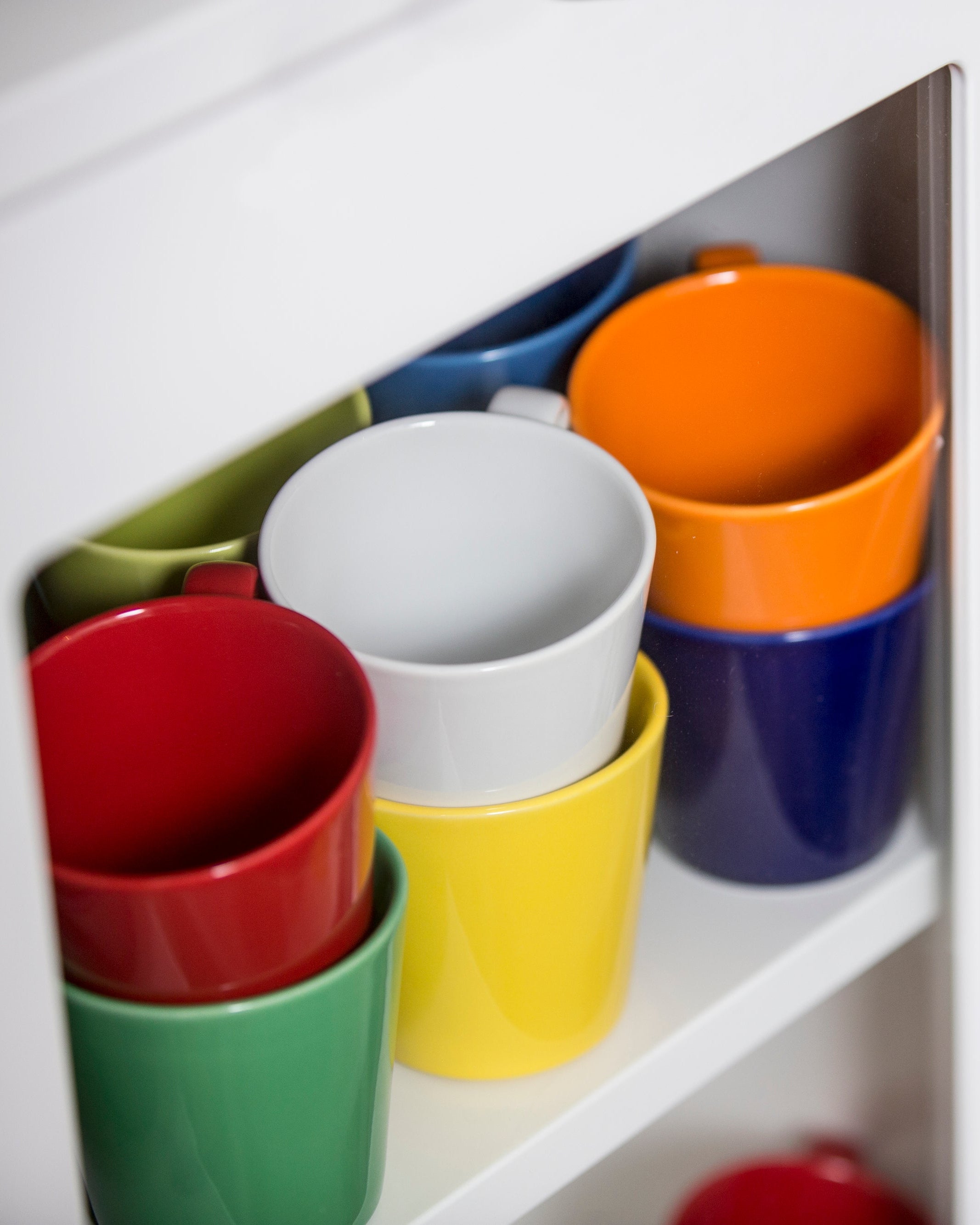 แก้ว Brazil สีเขียว Pantone 583C จาก Sagaform ผลิตจากสโตนแวร์ ดีไซน์เรียบ ทนทาน ใช้กับเครื่องล้างจานและไมโครเวฟได้ เหมาะสำหรับใช้งานทุกวัน