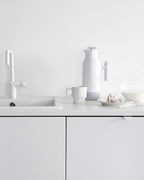 กาเสิร์ฟกาแฟ Accent จาก Sagaform ดีไซน์เรียบและใช้งานได้จริง เก็บความร้อนได้นานถึง 12 ชั่วโมง โครงสร้างสเตนเลสสองชั้น เทได้โดยไม่หยดเลอะ ออกแบบโดย Gustav Hallén