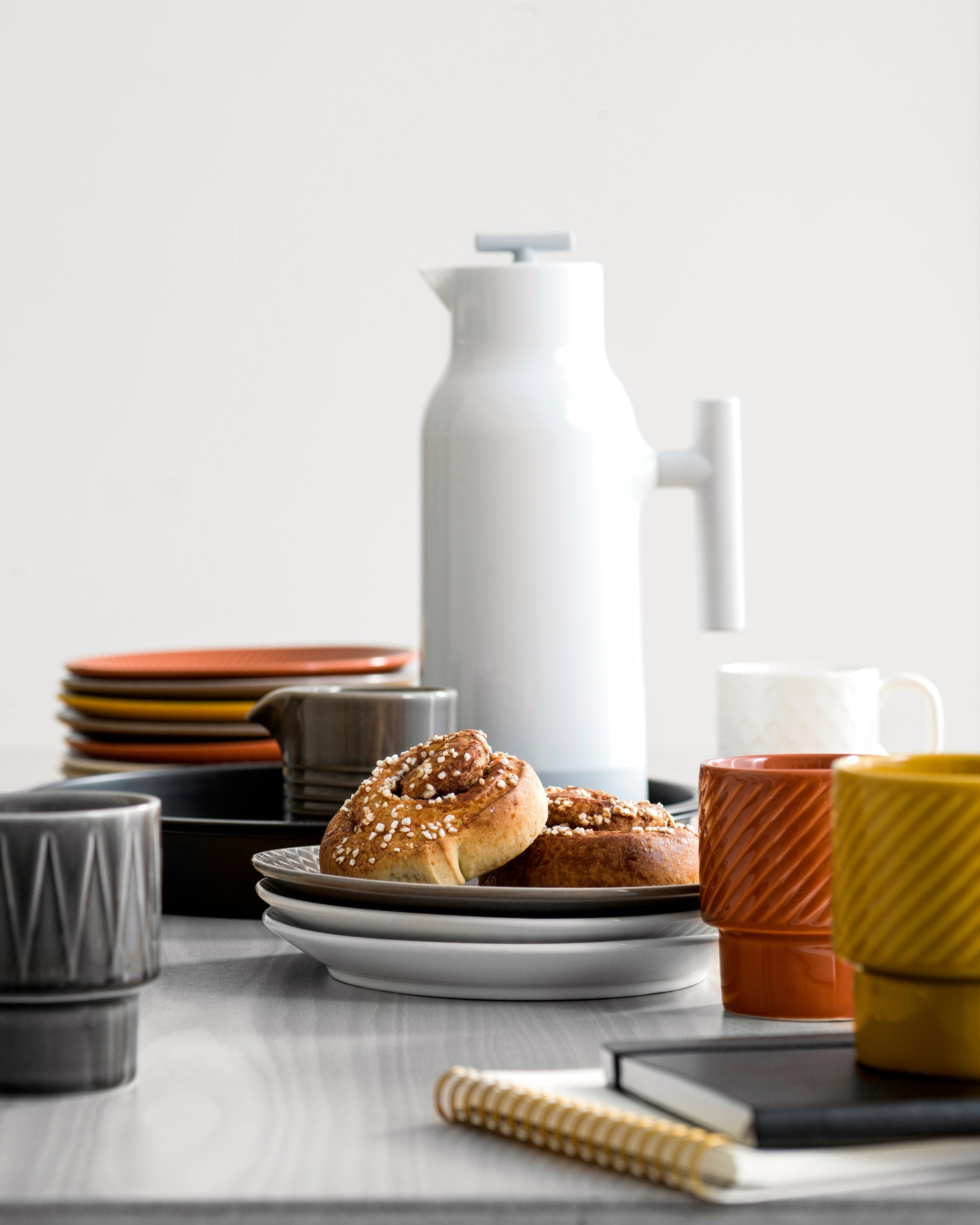 กาเสิร์ฟกาแฟ Accent จาก Sagaform ดีไซน์เรียบและใช้งานได้จริง เก็บความร้อนได้นานถึง 12 ชั่วโมง โครงสร้างสเตนเลสสองชั้น เทได้โดยไม่หยดเลอะ ออกแบบโดย Gustav Hallén