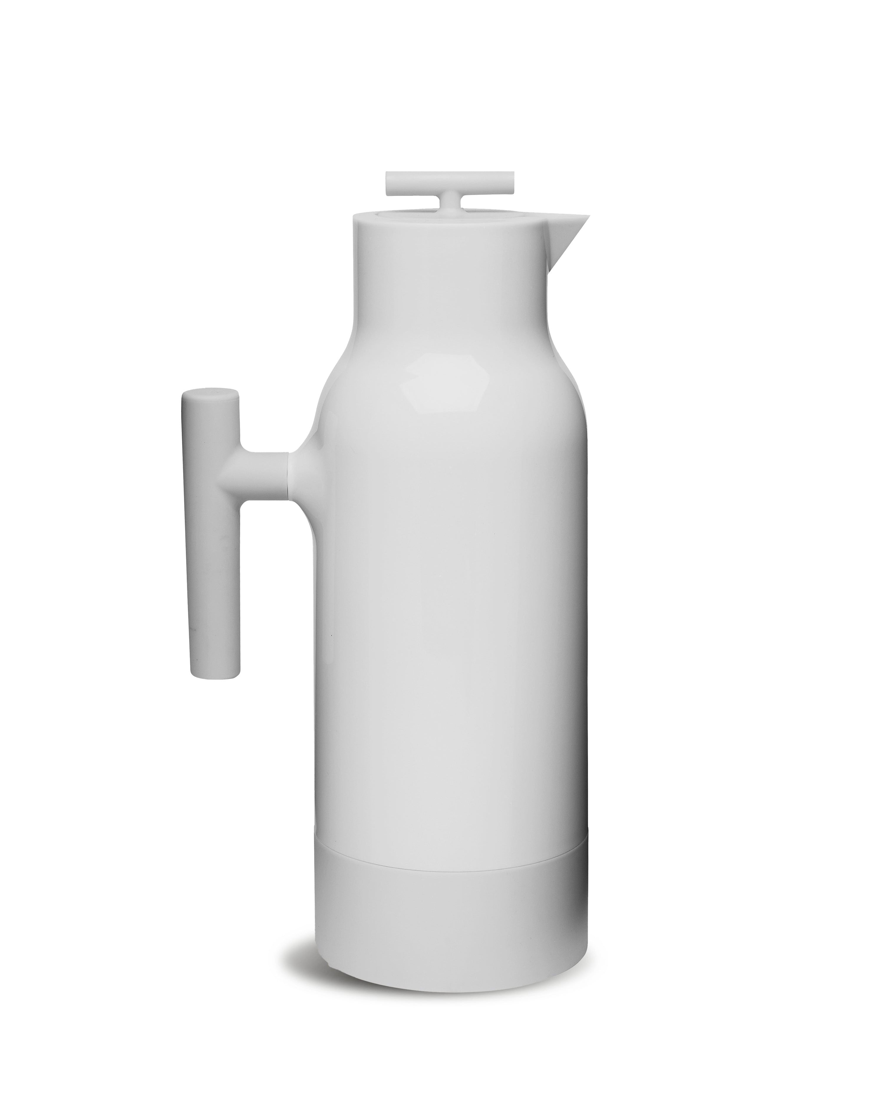 กาเสิร์ฟกาแฟ Accent จาก Sagaform ดีไซน์เรียบและใช้งานได้จริง เก็บความร้อนได้นานถึง 12 ชั่วโมง โครงสร้างสเตนเลสสองชั้น เทได้โดยไม่หยดเลอะ ออกแบบโดย Gustav Hallén