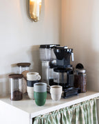 ถ้วย Inka พร้อมหูจับ สีเบจ Pantone Warm Gray 3C จาก Sagaform ผลิตจาก New Bone China ดีไซน์เรียบง่าย ฐานโค้งมน ขอบมีเส้นลายเอกลักษณ์ ออกแบบโดย Studio Sagaform