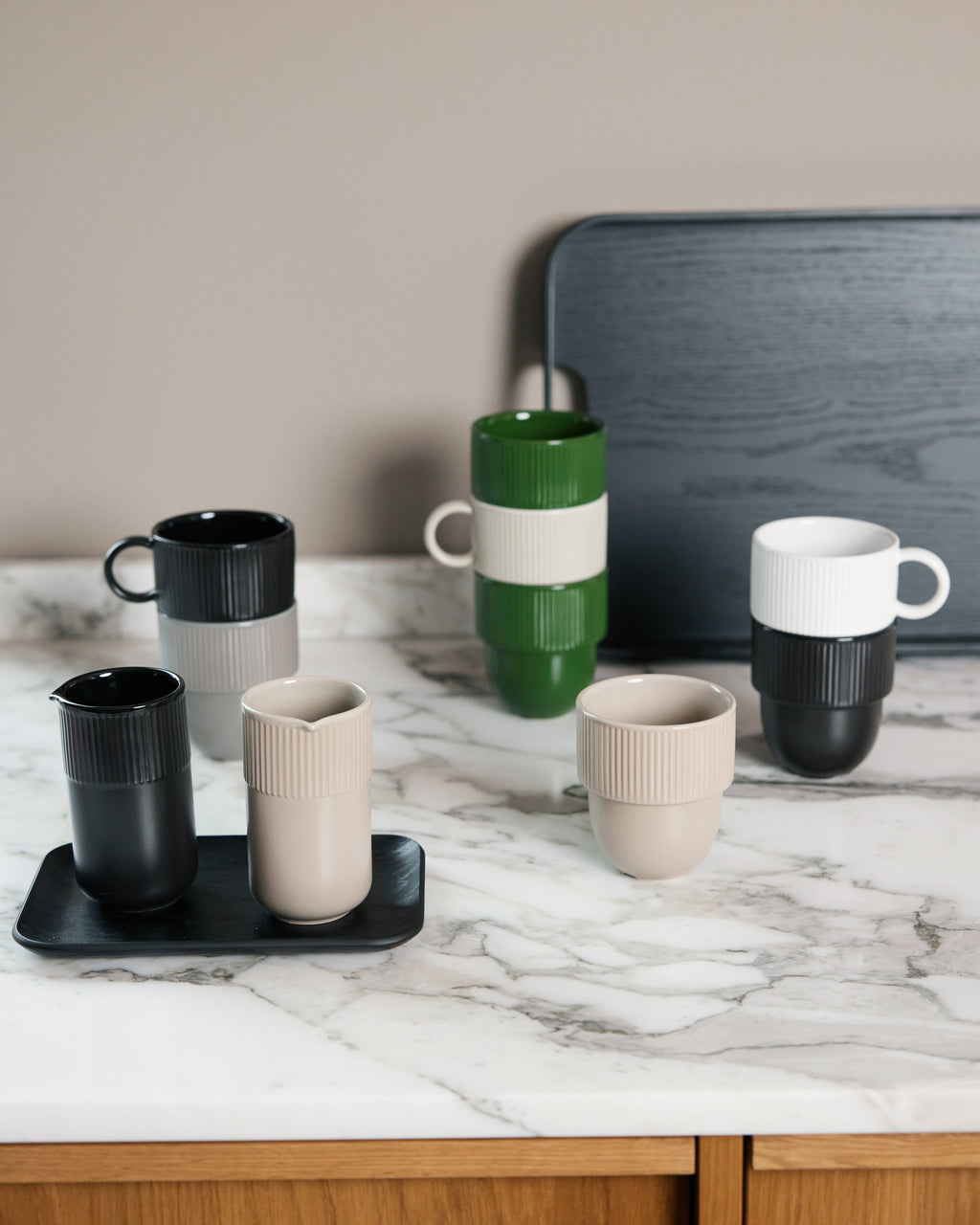 ถ้วย Inka พร้อมหูจับ สีเบจ Pantone Warm Gray 3C จาก Sagaform ผลิตจาก New Bone China ดีไซน์เรียบง่าย ฐานโค้งมน ขอบมีเส้นลายเอกลักษณ์ ออกแบบโดย Studio Sagaform