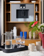 กาเสิร์ฟกาแฟ Accent จาก Sagaform ดีไซน์เรียบและใช้งานได้จริง เก็บความร้อนได้นานถึง 12 ชั่วโมง โครงสร้างสเตนเลสสองชั้น เทได้โดยไม่หยดเลอะ ออกแบบโดย Gustav Hallén