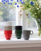 ถ้วย Inka พร้อมหูจับ สีเบจ Pantone Warm Gray 3C จาก Sagaform ผลิตจาก New Bone China ดีไซน์เรียบง่าย ฐานโค้งมน ขอบมีเส้นลายเอกลักษณ์ ออกแบบโดย Studio Sagaform