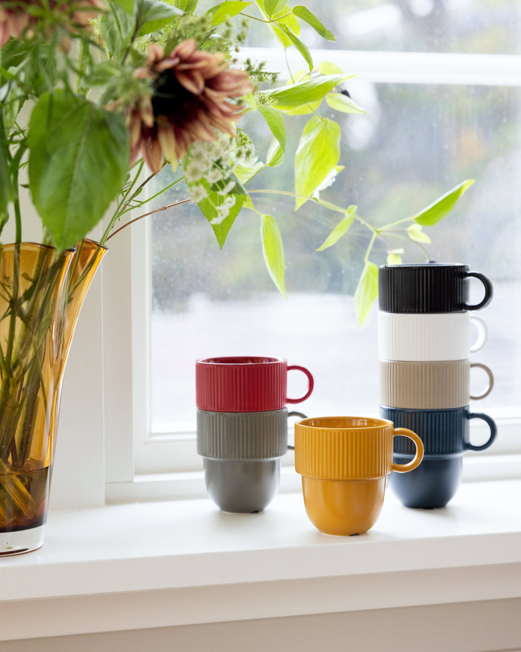 แก้ว Inka พร้อมหูจับ สีเหลือง Pantone 4023C จาก Sagaform ผลิตจาก New Bone China ดีไซน์เรียบง่าย ฐานโค้งมน ขอบมีเส้นลายเอกลักษณ์ ออกแบบโดย Studio Sagaform