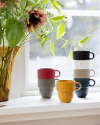 แก้ว Inka พร้อมหูจับ สีเหลือง Pantone 4023C จาก Sagaform ผลิตจาก New Bone China ดีไซน์เรียบง่าย ฐานโค้งมน ขอบมีเส้นลายเอกลักษณ์ ออกแบบโดย Studio Sagaform