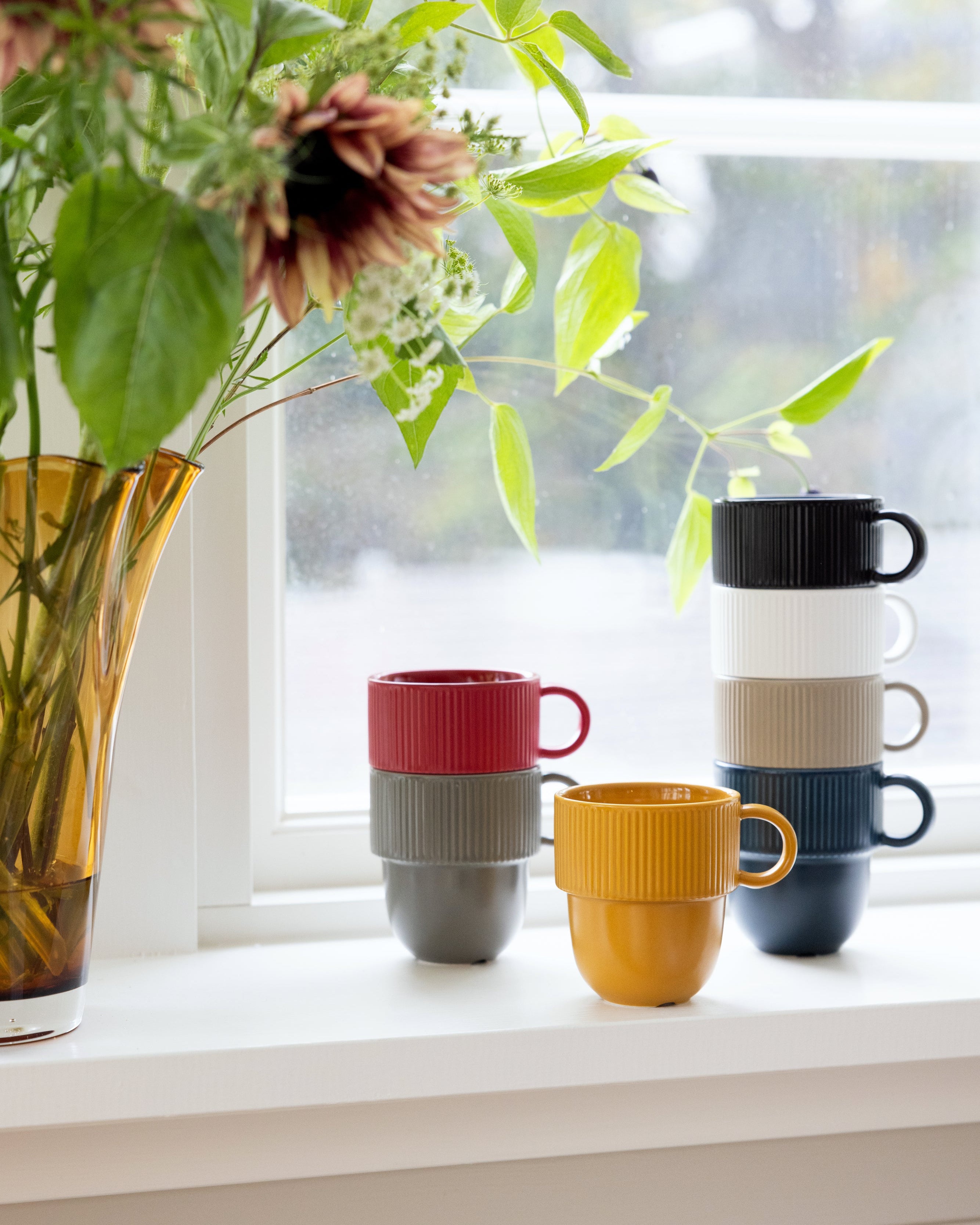 แก้ว Inka พร้อมหูจับ สีเหลือง Pantone 4023C จาก Sagaform ผลิตจาก New Bone China ดีไซน์เรียบง่าย ฐานโค้งมน ขอบมีเส้นลายเอกลักษณ์ ออกแบบโดย Studio Sagaform