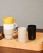 แก้ว Inka พร้อมหูจับ สีเหลือง Pantone 4023C จาก Sagaform ผลิตจาก New Bone China ดีไซน์เรียบง่าย ฐานโค้งมน ขอบมีเส้นลายเอกลักษณ์ ออกแบบโดย Studio Sagaform