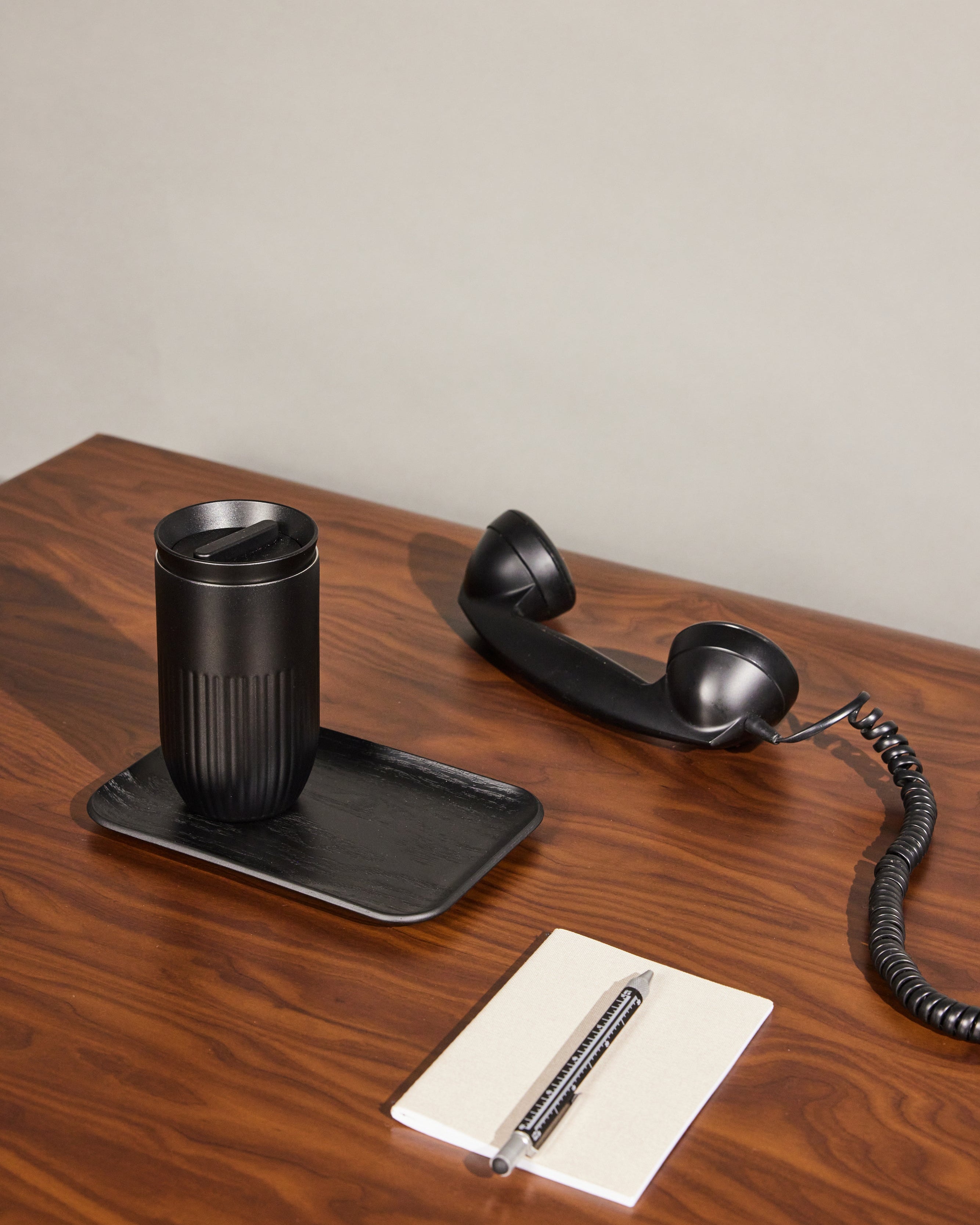 แก้วเก็บอุณหภูมิ Tova สีดำ จาก Sagaform ผลิตจากสเตนเลสรีไซเคิลสองชั้น เคลือบเซรามิกด้านใน ดีไซน์เรียบมีลายเส้นเอกลักษณ์ของแบรนด์ เก็บความเย็นได้นาน 8 ชั่วโมง และความร้อนได้ 4 ชั่วโมง ออกแบบโดย Studio Sagaform