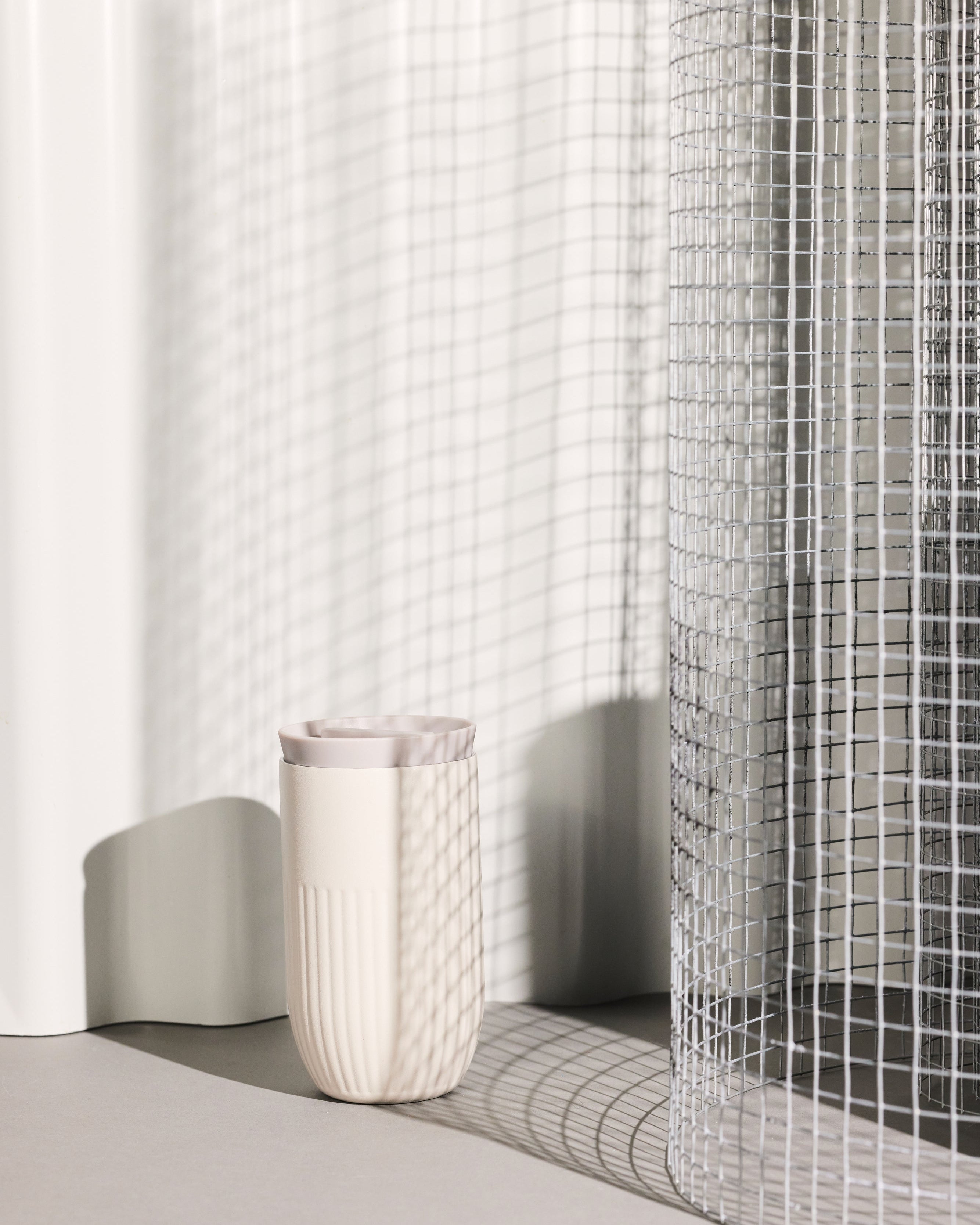 แก้วเก็บอุณหภูมิ Tova สีเบจ Pantone Warm Gray 3C จาก Sagaform ผลิตจากสเตนเลสรีไซเคิลสองชั้น เคลือบเซรามิกด้านใน ดีไซน์เรียบมีลายเส้นเอกลักษณ์ของแบรนด์ เก็บความเย็นได้นาน 8 ชั่วโมง และความร้อนได้ 4 ชั่วโมง ออกแบบโดย Studio Sagaform