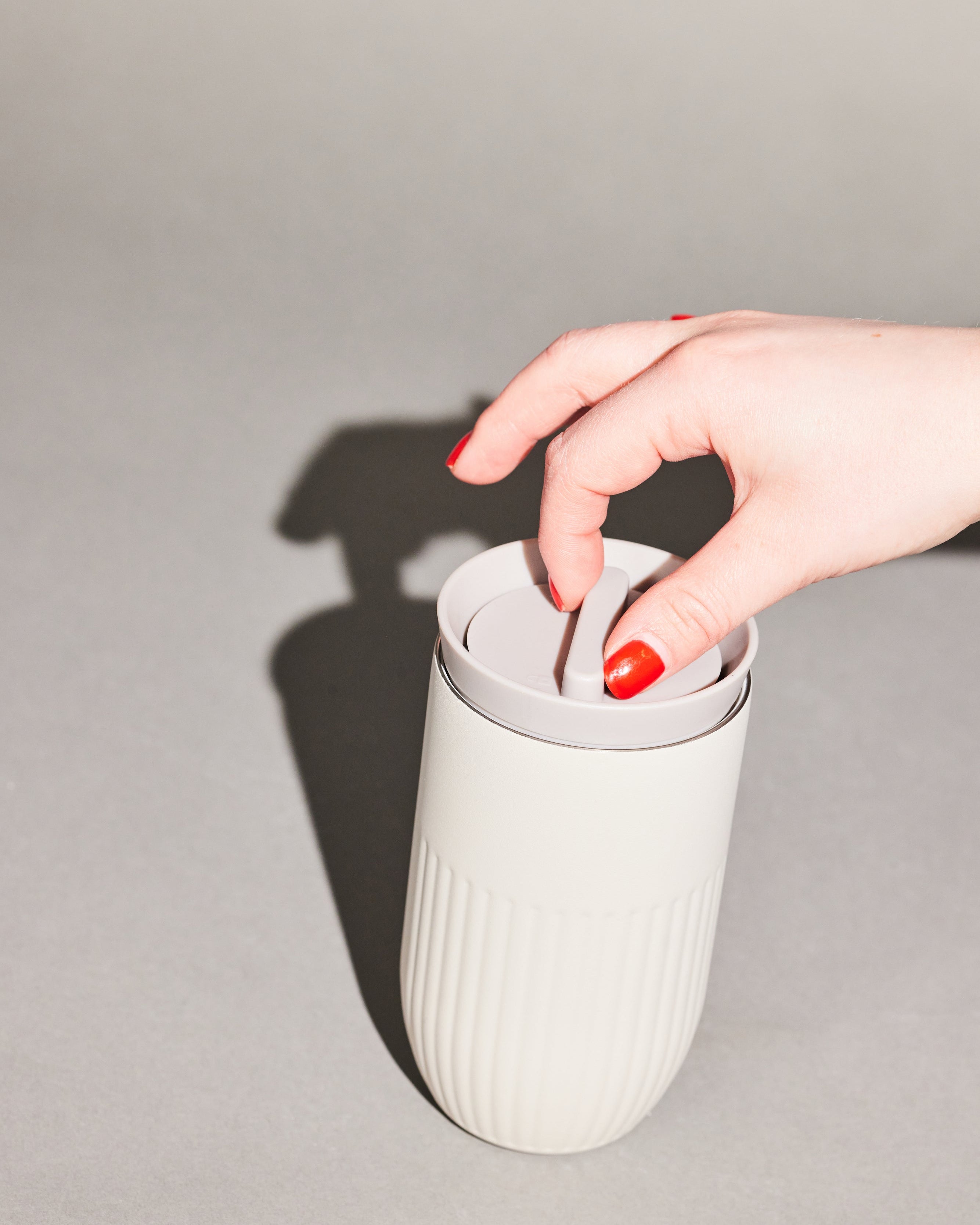 แก้วเก็บอุณหภูมิ Tova สีเบจ Pantone Warm Gray 3C จาก Sagaform ผลิตจากสเตนเลสรีไซเคิลสองชั้น เคลือบเซรามิกด้านใน ดีไซน์เรียบมีลายเส้นเอกลักษณ์ของแบรนด์ เก็บความเย็นได้นาน 8 ชั่วโมง และความร้อนได้ 4 ชั่วโมง ออกแบบโดย Studio Sagaform