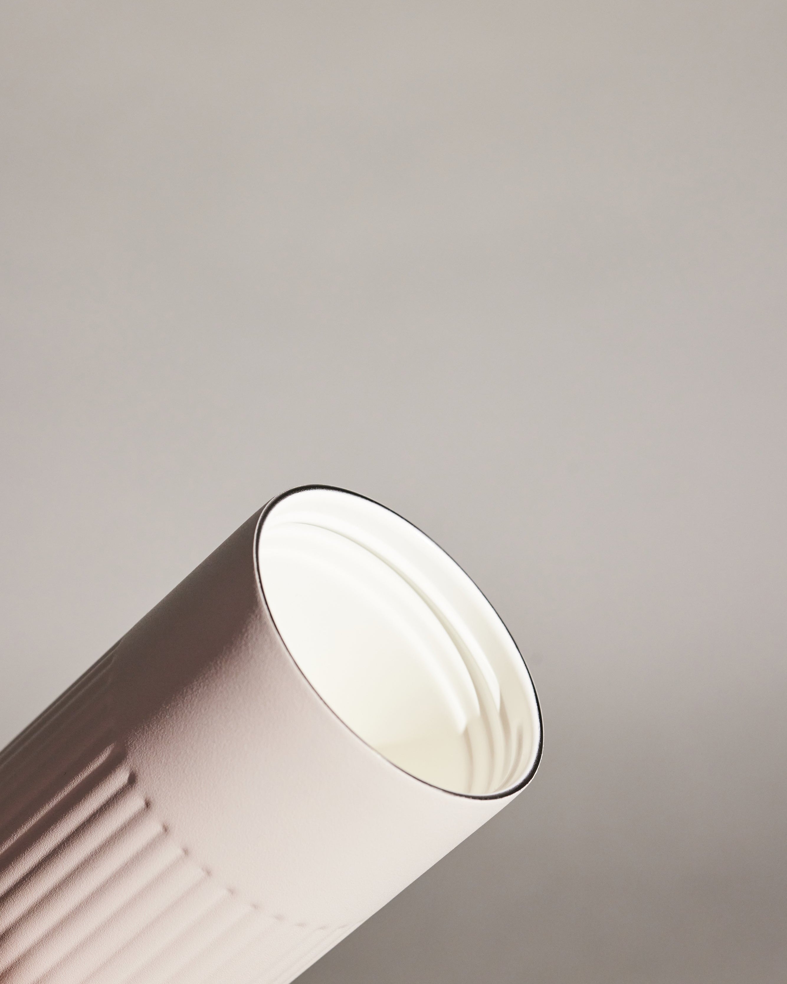 แก้วเก็บอุณหภูมิ Tova สีเบจ Pantone Warm Gray 3C จาก Sagaform ผลิตจากสเตนเลสรีไซเคิลสองชั้น เคลือบเซรามิกด้านใน ดีไซน์เรียบมีลายเส้นเอกลักษณ์ของแบรนด์ เก็บความเย็นได้นาน 8 ชั่วโมง และความร้อนได้ 4 ชั่วโมง ออกแบบโดย Studio Sagaform