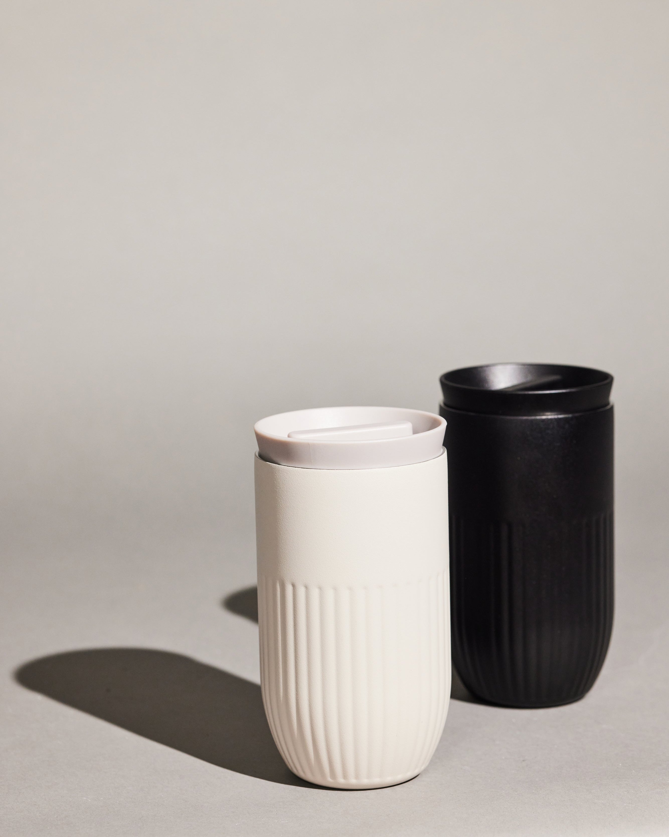 แก้วเก็บอุณหภูมิ Tova สีดำ จาก Sagaform ผลิตจากสเตนเลสรีไซเคิลสองชั้น เคลือบเซรามิกด้านใน ดีไซน์เรียบมีลายเส้นเอกลักษณ์ของแบรนด์ เก็บความเย็นได้นาน 8 ชั่วโมง และความร้อนได้ 4 ชั่วโมง ออกแบบโดย Studio Sagaform