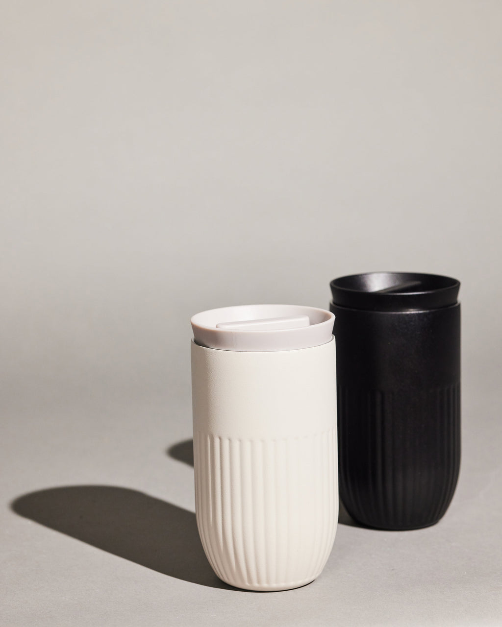 แก้วเก็บอุณหภูมิ Tova สีเบจ Pantone Warm Gray 3C จาก Sagaform ผลิตจากสเตนเลสรีไซเคิลสองชั้น เคลือบเซรามิกด้านใน ดีไซน์เรียบมีลายเส้นเอกลักษณ์ของแบรนด์ เก็บความเย็นได้นาน 8 ชั่วโมง และความร้อนได้ 4 ชั่วโมง ออกแบบโดย Studio Sagaform