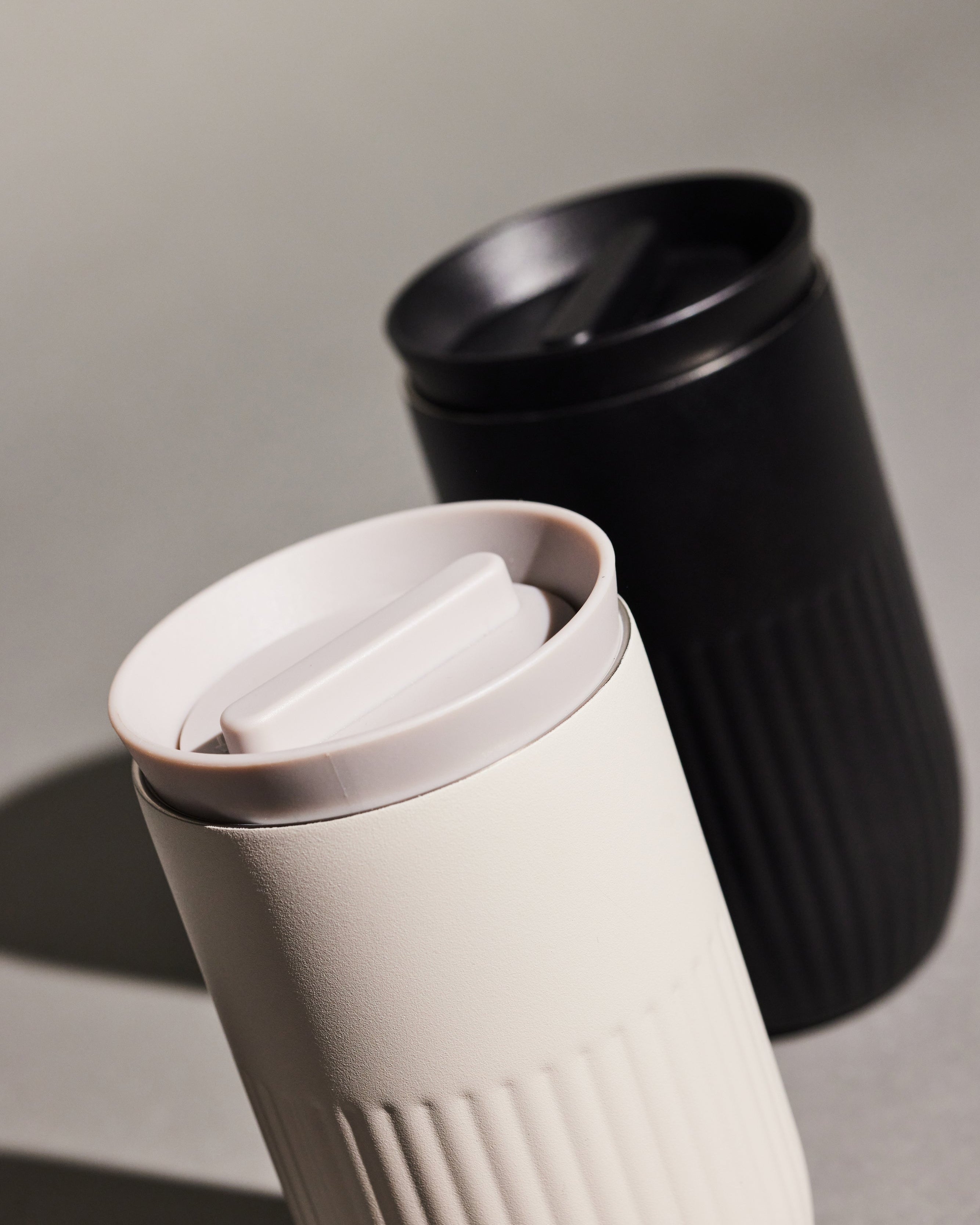 แก้วเก็บอุณหภูมิ Tova สีดำ จาก Sagaform ผลิตจากสเตนเลสรีไซเคิลสองชั้น เคลือบเซรามิกด้านใน ดีไซน์เรียบมีลายเส้นเอกลักษณ์ของแบรนด์ เก็บความเย็นได้นาน 8 ชั่วโมง และความร้อนได้ 4 ชั่วโมง ออกแบบโดย Studio Sagaform