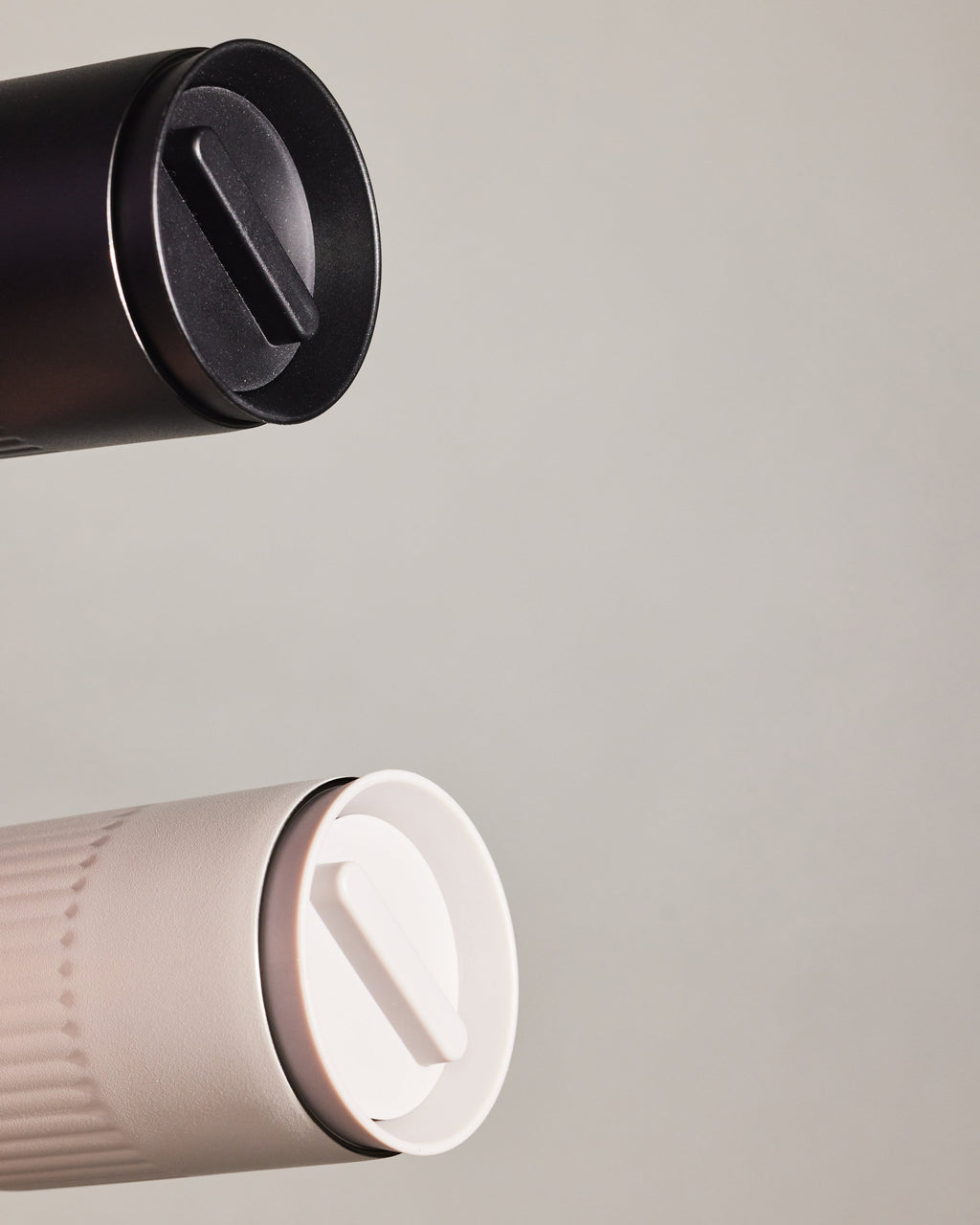 แก้วเก็บอุณหภูมิ Tova สีดำ จาก Sagaform ผลิตจากสเตนเลสรีไซเคิลสองชั้น เคลือบเซรามิกด้านใน ดีไซน์เรียบมีลายเส้นเอกลักษณ์ของแบรนด์ เก็บความเย็นได้นาน 8 ชั่วโมง และความร้อนได้ 4 ชั่วโมง ออกแบบโดย Studio Sagaform