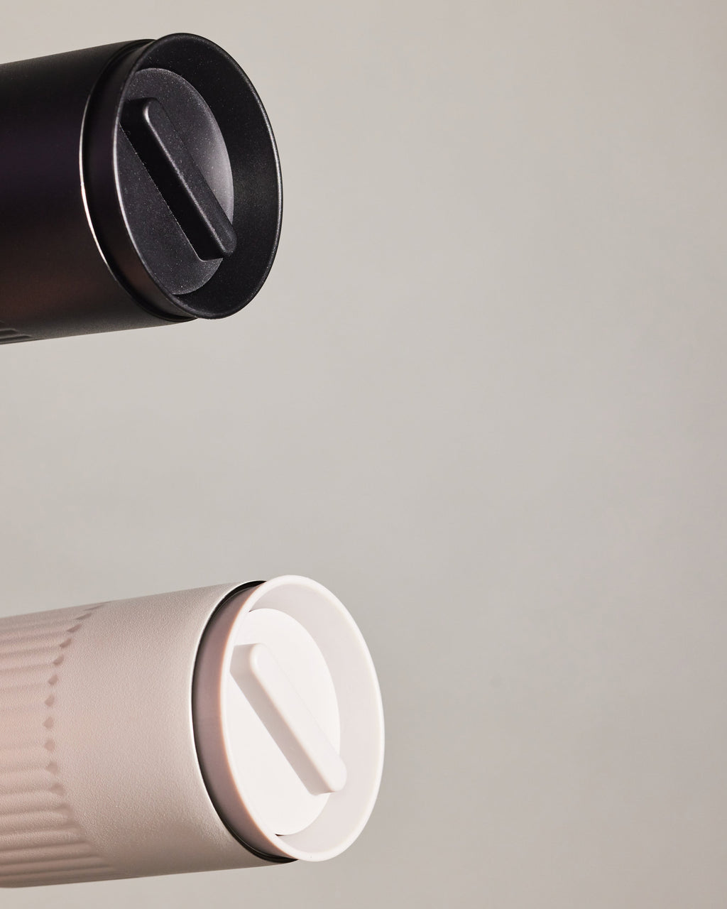 แก้วเก็บอุณหภูมิ Tova สีเบจ Pantone Warm Gray 3C จาก Sagaform ผลิตจากสเตนเลสรีไซเคิลสองชั้น เคลือบเซรามิกด้านใน ดีไซน์เรียบมีลายเส้นเอกลักษณ์ของแบรนด์ เก็บความเย็นได้นาน 8 ชั่วโมง และความร้อนได้ 4 ชั่วโมง ออกแบบโดย Studio Sagaform