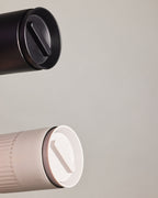 แก้วเก็บอุณหภูมิ Tova สีเบจ Pantone Warm Gray 3C จาก Sagaform ผลิตจากสเตนเลสรีไซเคิลสองชั้น เคลือบเซรามิกด้านใน ดีไซน์เรียบมีลายเส้นเอกลักษณ์ของแบรนด์ เก็บความเย็นได้นาน 8 ชั่วโมง และความร้อนได้ 4 ชั่วโมง ออกแบบโดย Studio Sagaform