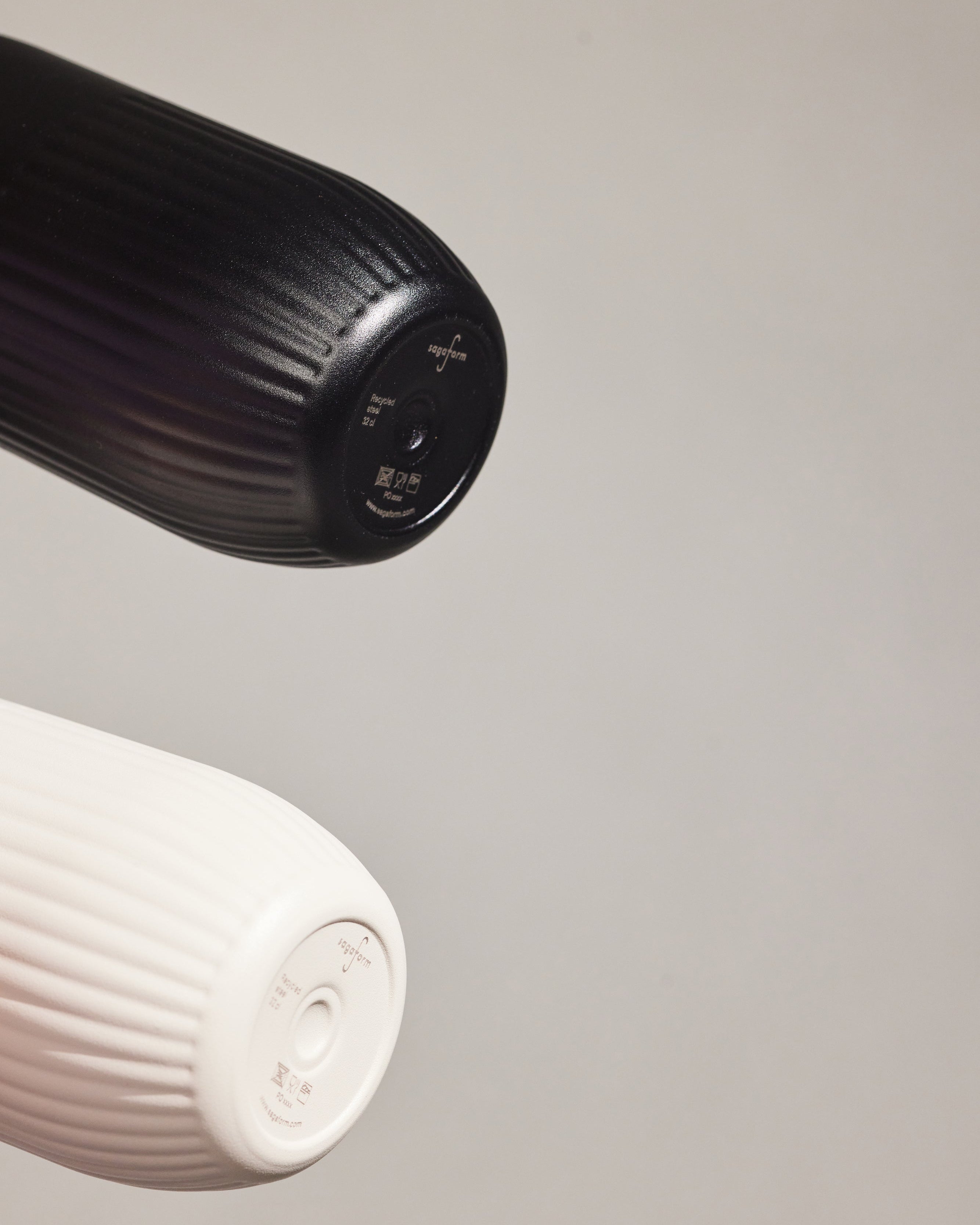 แก้วเก็บอุณหภูมิ Tova สีดำ จาก Sagaform ผลิตจากสเตนเลสรีไซเคิลสองชั้น เคลือบเซรามิกด้านใน ดีไซน์เรียบมีลายเส้นเอกลักษณ์ของแบรนด์ เก็บความเย็นได้นาน 8 ชั่วโมง และความร้อนได้ 4 ชั่วโมง ออกแบบโดย Studio Sagaform